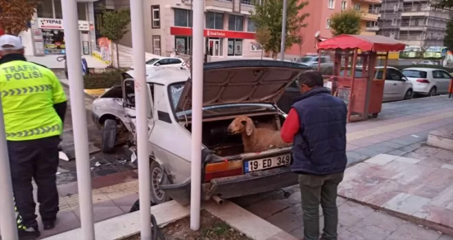Çorum'da 2 otomobilin çarpıştığı kazada 3 kişi yaralandı