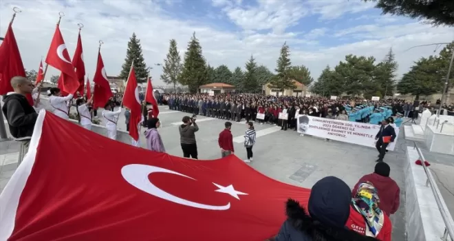 Çorum’da 2023 öğrenci şehitlere saygı için yürüdü