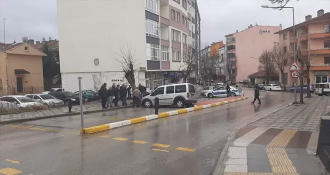 Çorum’da ağaca çarpan aracın sürücüsü yaralandı