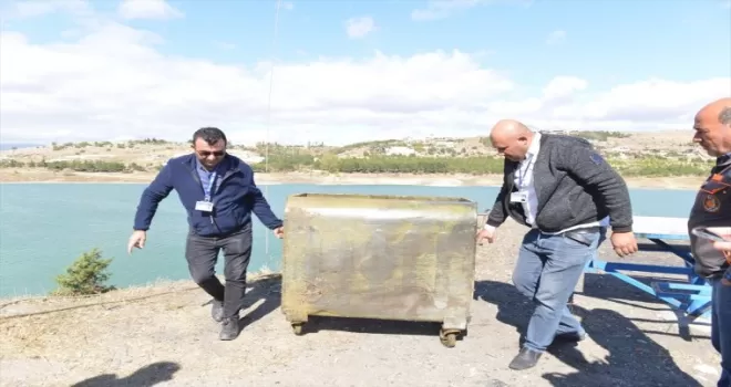 Çorum'da baraj gölündeki çöp konteyneri vinçle çıkartıldı