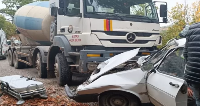 Çorum’da beton mikseri ile çarpışan otomobildeki 3 kişi yaralandı