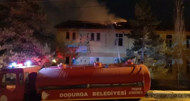 Çorum'da bir okulun çatısında çıkan yangın söndürüldü