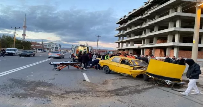 Çorum’da çarpışan iki otomobildeki 3 kişi yaralandı