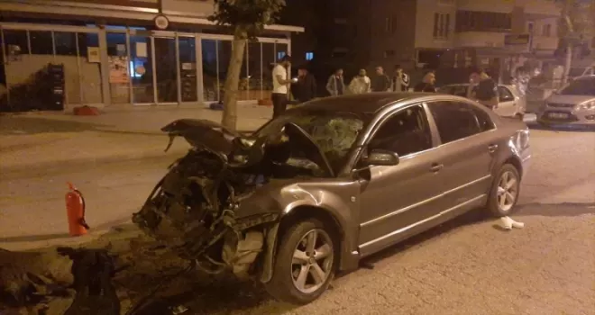 Çorum’da çarpışan iki otomobildeki 3 kişi yaralandı