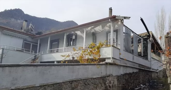 Çorum'da çıkan ev yangınında 2 kişi dumandan etkilendi