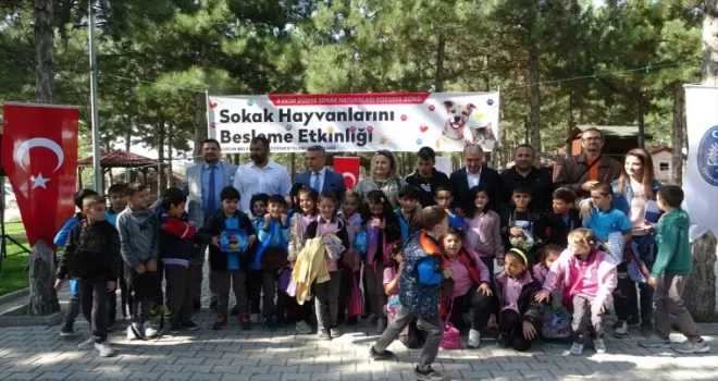 Çorum'da çocuklar barınaktaki sahipsiz hayvanları besledi