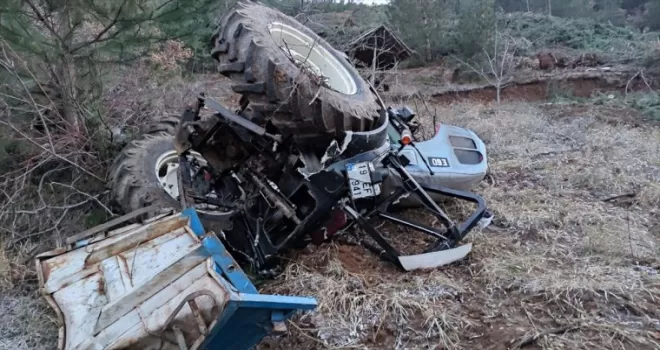 Çorum'da dere yatağına yuvarlanıp ikiye bölünen traktörün sürücüsü yaralandı