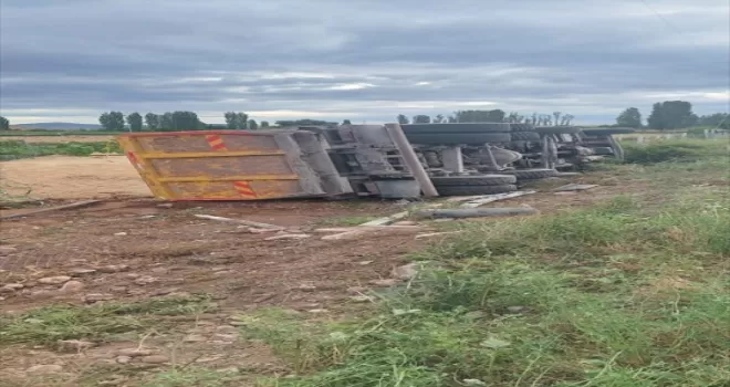 Çorum’da devrilen buğday yüklü kamyonun sürücüsü yaralandı