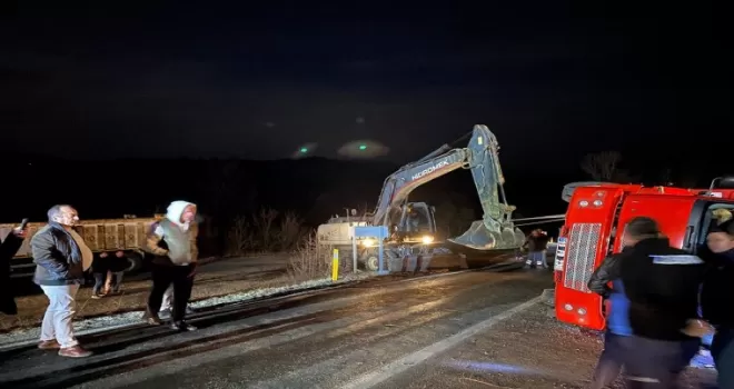 Çorum'da devrilen itfaiye aracındaki üç itfaiye eri yaralandı