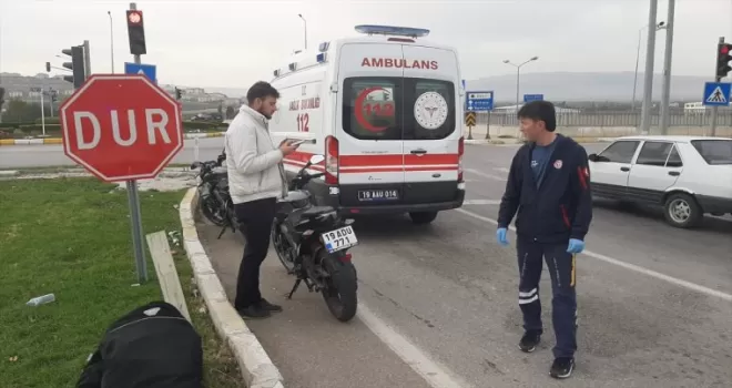 Çorum’da devrilen motosikletin sürücüsü yaralandı