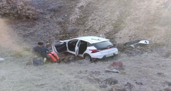 Çorum'da devrilen otomobildeki 2 kişi yaralandı