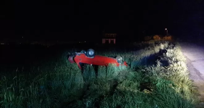 Çorum’da devrilen otomobilin sürücüsü kaza yerinden gitti