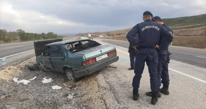 Çorum’da devrilen otomobilin sürücüsü yaralandı