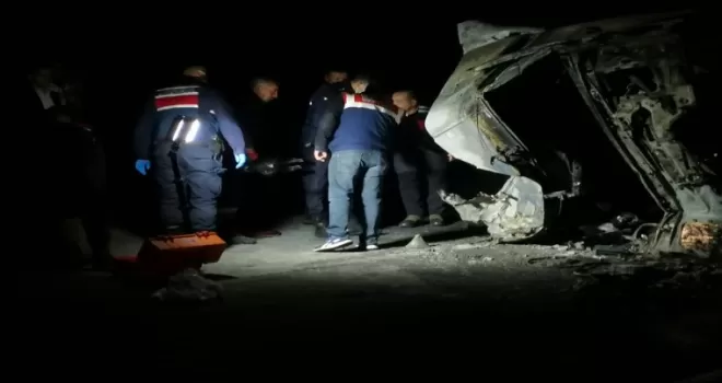 Çorum’da devrilerek alev alan tırda sıkışan 2 kişi öldü