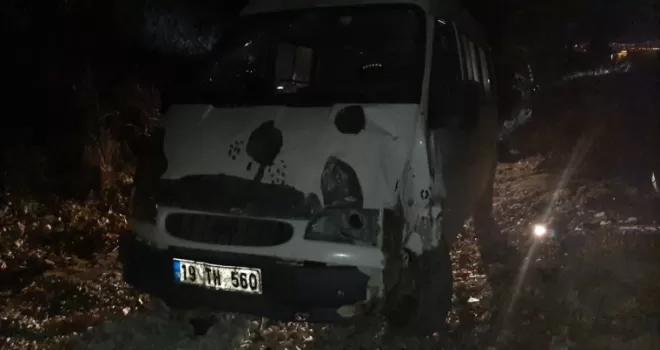 Çorum’da elektrik direğine çarpan sürücü aracını bırakarak kaçtı