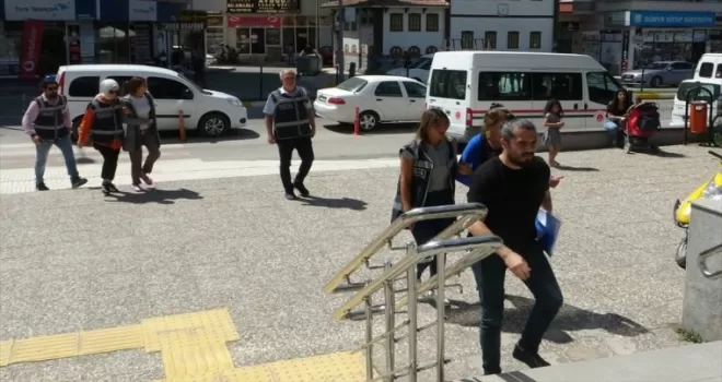 Çorum’da evden hırsızlık yaptığı belirlenen 2 zanlı yakalandı