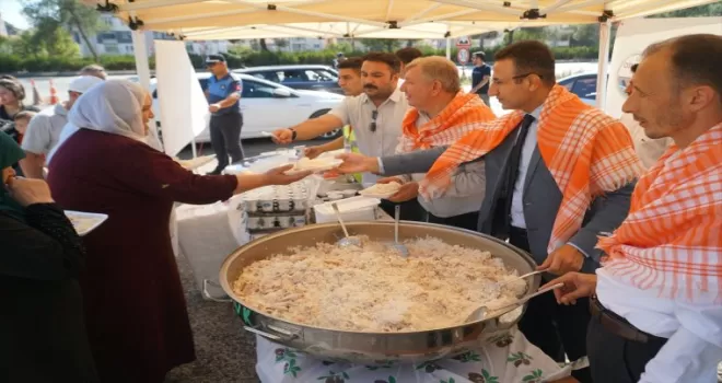 Çorum’da festivalde yapılan pilav kara yolundan geçen sürücülere ikram edildi