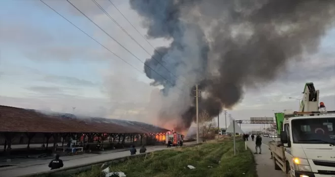 Çorum’da geri dönüşüm tesisinde çıkan yangına müdahale ediliyor