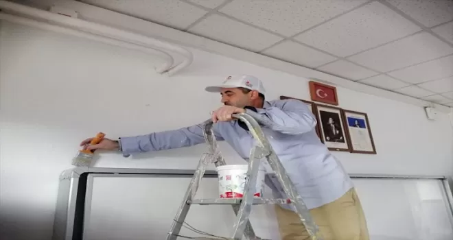 Çorum'da gönüllü din görevlileri ve eğitimciler, okul binasını boyadı