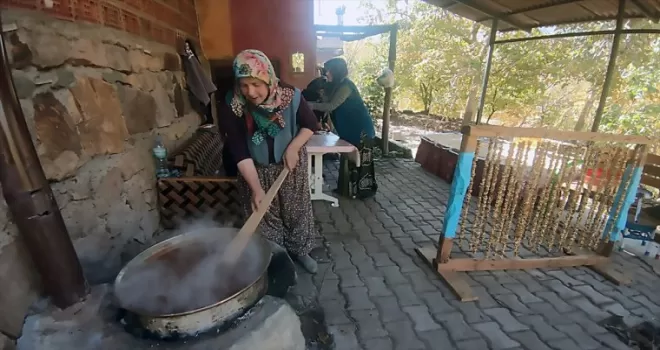 Çorum'da hasadın ardından kadınların ceviz sucuğu mesaisi