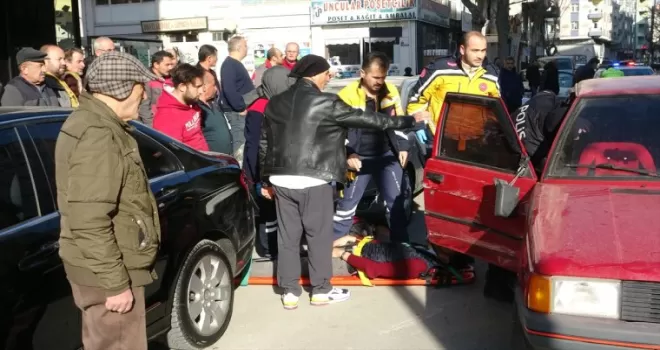 Çorum'da iki otomobil çarpıştı, 1 kişi yaralandı