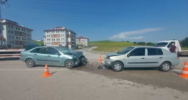 Çorum’da iki otomobil çarpıştı, 8 kişi yaralandı