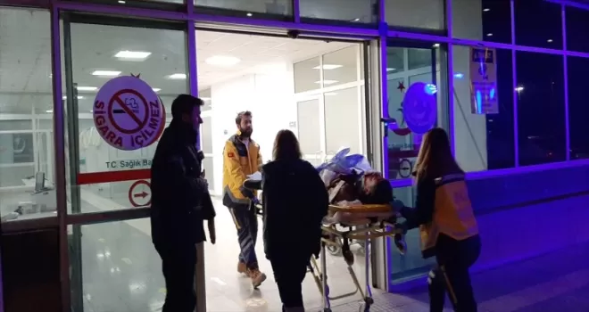 Çorum'da iki otomobilin çarpıştığı kazada 1'i ağır 2 kişi yaralandı