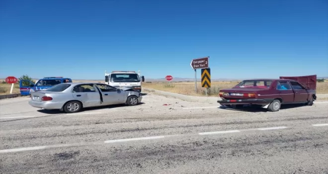 Çorum’da iki otomobilin çarpıştığı kazada 2 kişi yaralandı