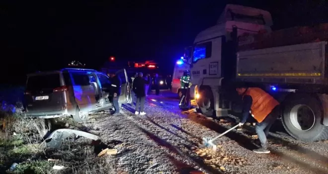 Çorum’da kamyonla çarpışan hafif ticari aracın sürücüsü öldü
