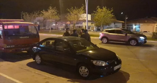 Çorum’da kaza yapan sürücü, yoldan geçen genç tarafından bıçakla yaralandı