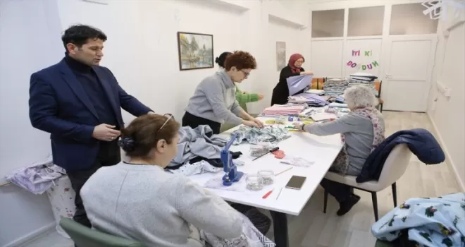 Çorum’da meslek lisesi öğretmenleri depremzedeler için uyku tulumu üretiyor