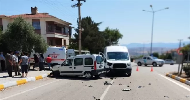Çorum’da minibüsle çarpışan hafif ticari aracın sürücüsü yaralandı
