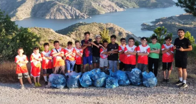 Çorum’da minik futbolcular ormanda antrenman sonrası çevre temizliği yaptı