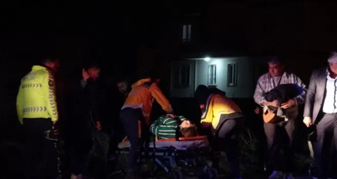 Çorum'da otomobilin çarptığı park halindeki araçtaki 2 kişi yaralandı
