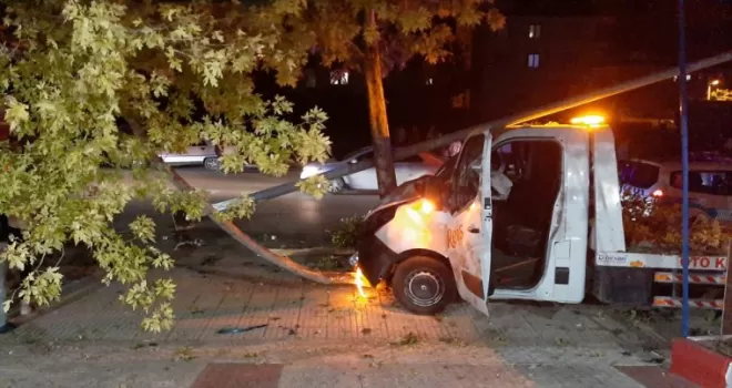 Çorum’da otomobille çarpışan kurtarıcıdaki 2 kişi yaralandı