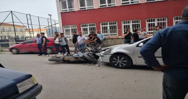 Çorum’da otomobille çarpışan motosikletin sürücüsü yaralandı