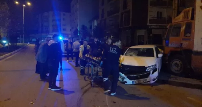 Çorum’da park halindeki 3 araca çarpan otomobilin sürücüsü yaralandı
