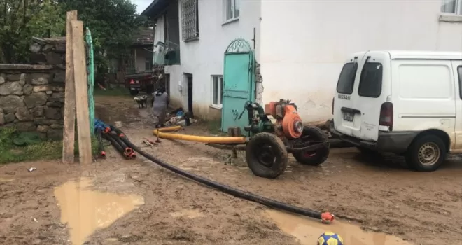 Çorum’da sağanak nedeniyle 2 ahır yıkıldı, 2 evi su bastı