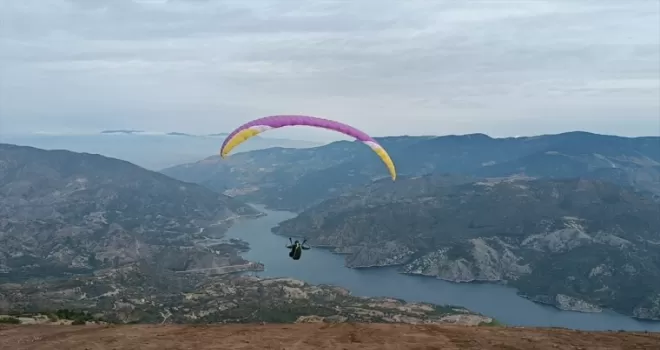 Çorum'da sporcular yamaç paraşütünü tanıtmak için uçtu