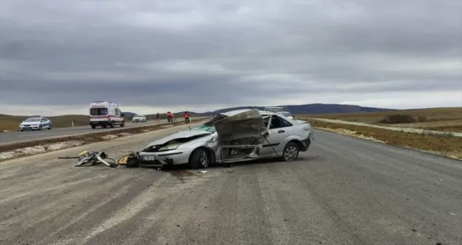 Çorum'da takla atan otomobilin sürücüsü öldü, 2 kişi yaralandı