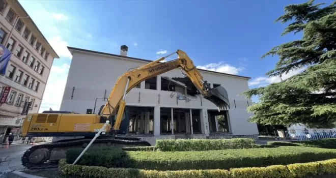 Çorum’da “Tarihi Kent Meydanı Projesi“nde ikinci binanın yıkımına başlandı