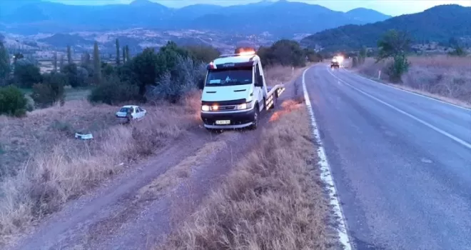 Çorum’da tarlaya düşen otomobildeki 3 kişi yaralandı