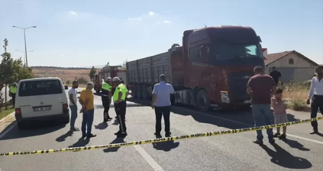 Çorum’da tır ile hafif ticari aracın çarpıştığı kazada 5 kişi yaralandı