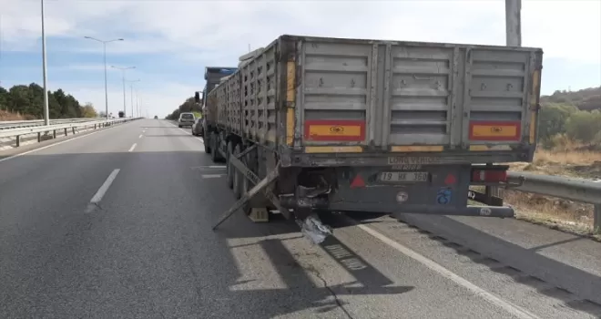 Çorum’da tıra çarpan otomobildeki aynı aileden 3 kişi yaralandı