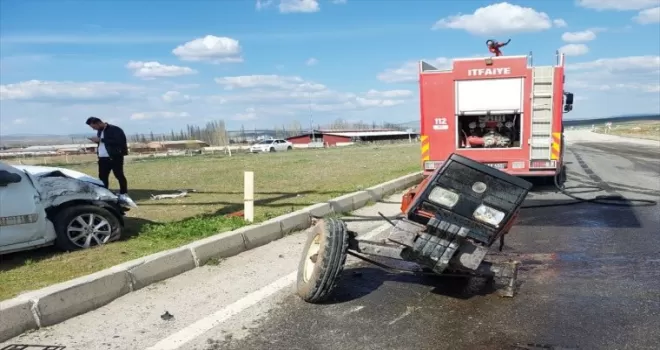 Çorum’da traktörle otomobilin çarpıştığı kazada 4 kişi yaralandı