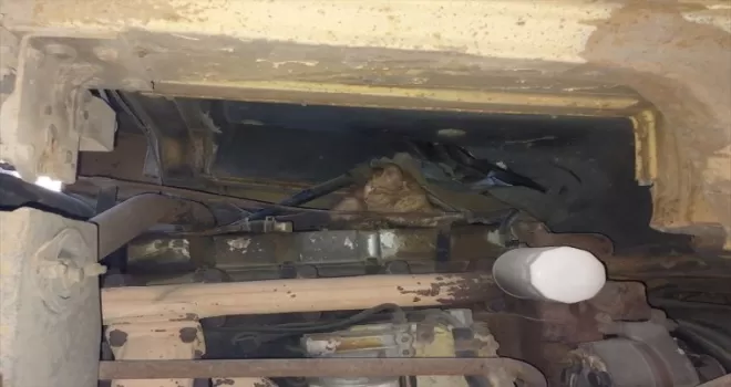 Çorum’da vincin motor bölümünde sıkışan kediyi itfaiye kurtardı