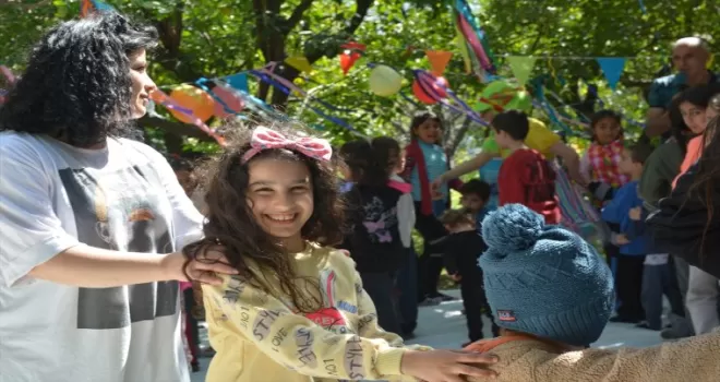 Çorumlu öğretmen ve fotoğrafçılar, Hatay’daki depremzede çocukları eğlendirdi