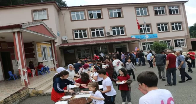 Cumapazarı’nda depremzedeler yararına kermes düzenlendi