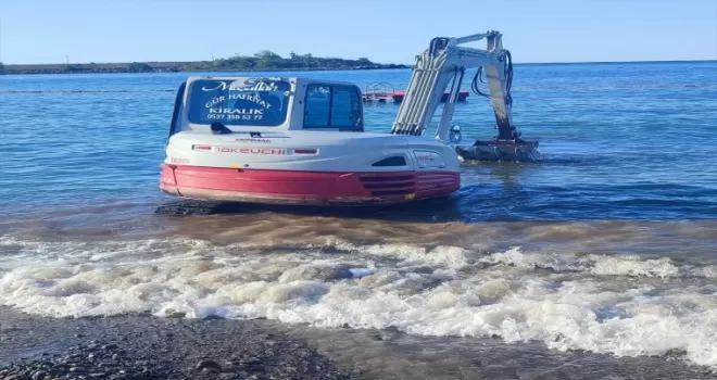 Denizde kaybolan kolyesini bulmak için iş makinesi kiraladı