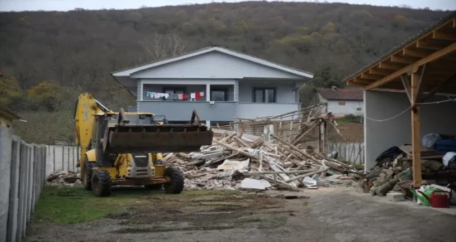 Depremde evi hasar gören 81 yaşındaki kadın yaşadıklarını anlattı